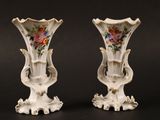 deux vases blancs ornés de fleurs sur fond noir