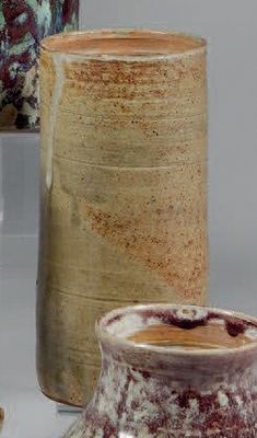 trois vases posés l'un à côté de l'autre sur une table
