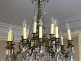 un lustre suspendu au plafond d'une pièce