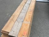 un long banc en bois posé au milieu d'un parking