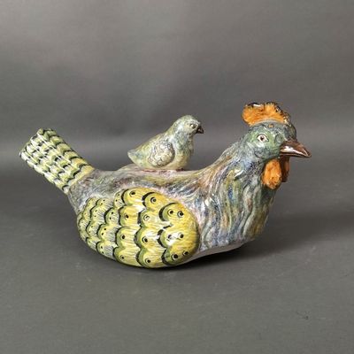 deux oiseaux perchés l'un sur l'autre sur une table