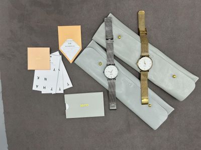 une montre, un portefeuille et d'autres objets posés sur une table