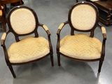 paire de chaises anciennes avec dossier et accoudoirs rembourrés