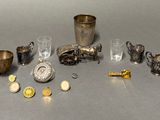 beaucoup d'objets en argent sur la table