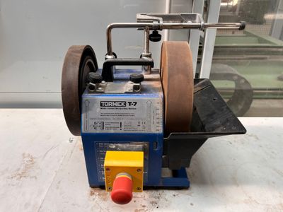 une machine posée sur une table devant une fenêtre