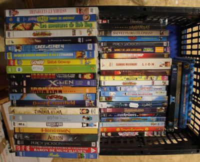 une pile de DVD empilés les uns sur les autres