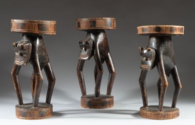trois sculptures en bois représentant un homme et une femme tenant un bol