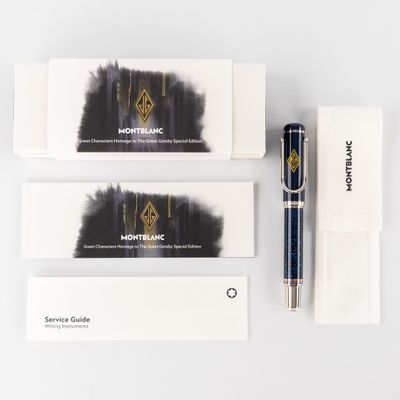 le stylo se trouve à côté d'une boîte de stylos et d'une boîte de papier