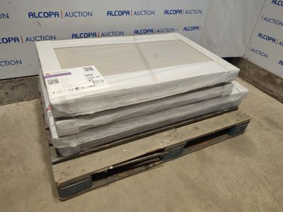 une pile de cartons posée sur une palette devant un mur