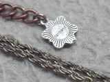 une chaîne en argent ornée d'un pendentif en forme de fleur en argent
