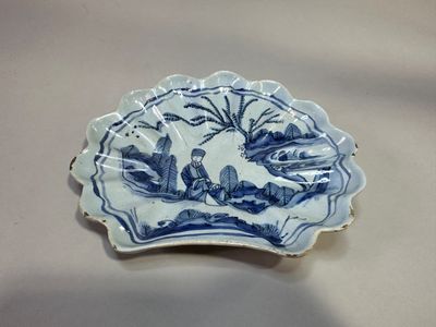 90. Coupe en faïence de forme coquille, Nevers, XVIIIe siècl…