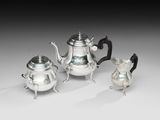 trois pièces en argent pour le thé et le café sur une table
