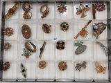 de nombreux types de bijoux exposés dans une vitrine