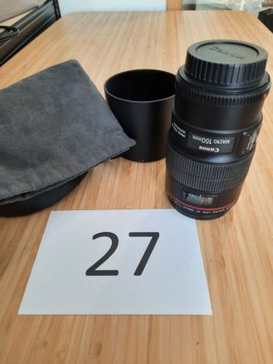 un objectif d'appareil photo et une tasse posés sur une table
