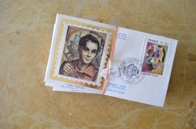 une photo d'une carte postale sur laquelle figure le portrait d'une femme