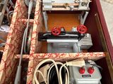 une boîte contenant tout un tas de matériel électrique