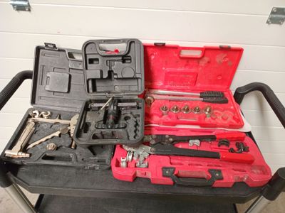 de nombreux outils posés sur un chariot dans le garage