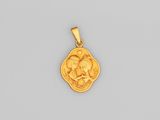 un pendentif en or représentant la Vierge à l'Enfant