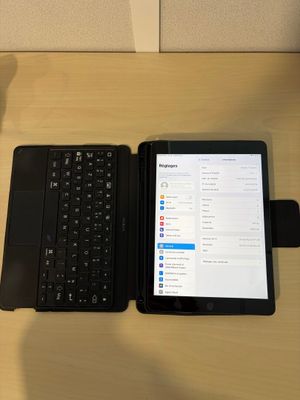 un ordinateur portable et une tablette posés l'un à côté de l'autre sur un bureau