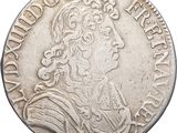 une pièce en argent avec l'image d'un homme de profil