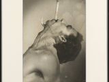 photographie en noir et blanc d'un homme nu, une cigarette à la bouche