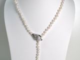 collier en perles et argent orné d'une breloque en forme de plume