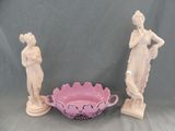 trois statues et un bol posés sur une table
