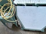 deux chaises et une table à laquelle est fixé un tuyau
