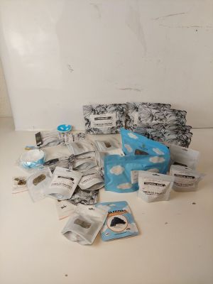 une pile de papier toilette et d'autres objets posés sur une table