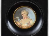 tableau représentant une femme tenant un bouquet de fleurs, dans un cadre noir