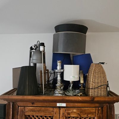 une lampe posée sur le dessus d'un meuble