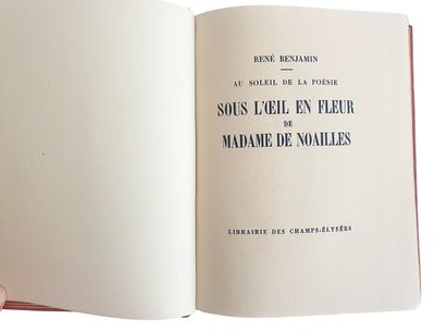 quelqu'un tient un livre ouvert à une page où figure l'image d'un chat