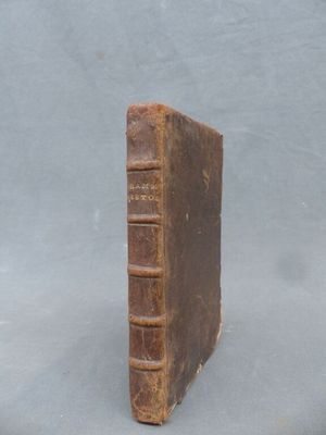 un vieux livre posé sur une table