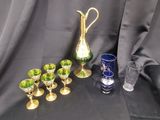 plusieurs verres et un pichet posés sur une table