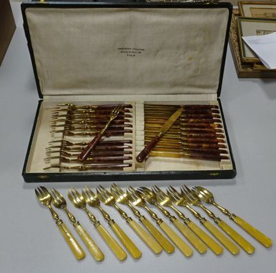 beaucoup d'argenterie dans un coffret sur une table