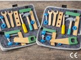 deux valises contenant des outils, posées sur une table