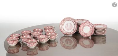 beaucoup d'assiettes roses et blanches posées sur une table