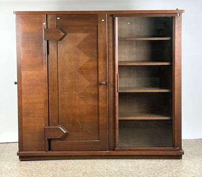 une armoire en bois avec une porte vitrée et des étagères