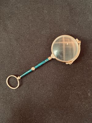 un gros plan d'une loupe posée sur une surface noire