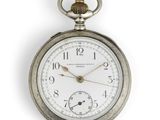 une vieille montre de poche en argent avec des chiffres romains sur le cadran