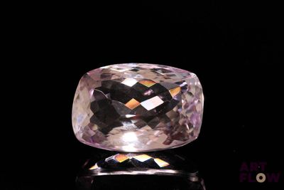 une image représentant un diamant rose sur un fond noir