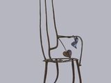 une chaise en métal décorée d'oiseaux, avec un oiseau sur le dossier