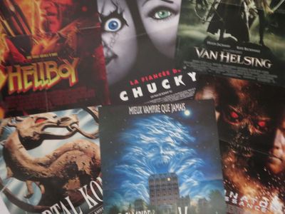 de nombreuses affiches de cinéma accrochées au mur d'une pièce