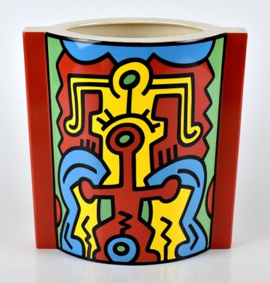 un vase avec une peinture sur une surface blanche