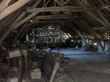 une pièce dont le toit comporte beaucoup de bois