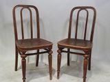 paire de chaises anciennes en bois, avec dossier courbé et pieds tournés