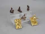 cinq figurines dans une vitrine posée sur une table