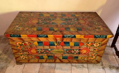 une boîte en bois ornée d'un motif coloré