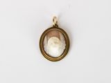un porte-clés en or orné d'une image représentant une femme en robe blanche