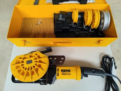 une boîte jaune contenant une machine jaune et noire